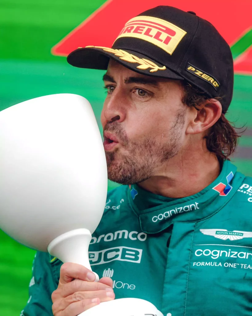 Fernando Alonso bacia il trofeo in del secondo posto in Olanda