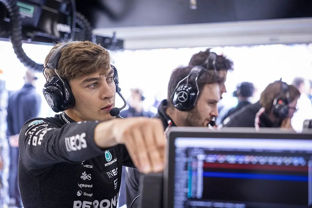 George Russell nei box Mercedes