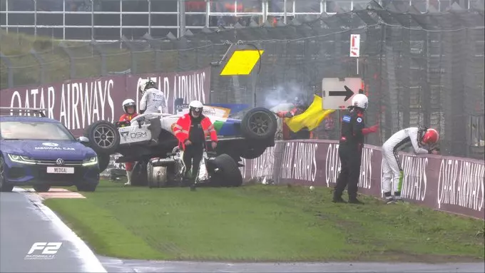 Incidente tra i due piloti della Campos, Boschung e Maini, durante la Sprint di Formula 2