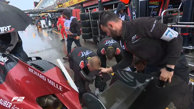 I meccanici dell'ART GP al lavoro sulla monoposto di Pourchaire prima del via alla Sprint Race di Formula 2 a Zandvort