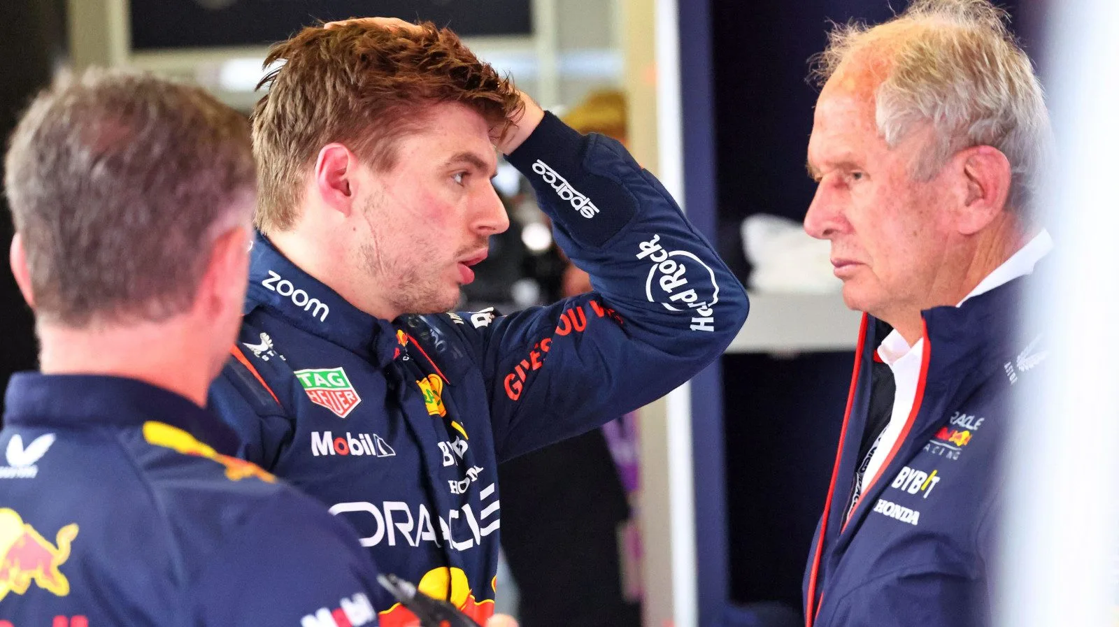 Helmut Marko parla con Max Verstappen nei box Red Bull