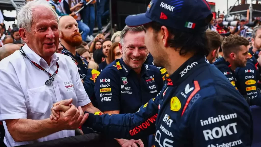 Helmut Marko si congratula con Sergio Perez