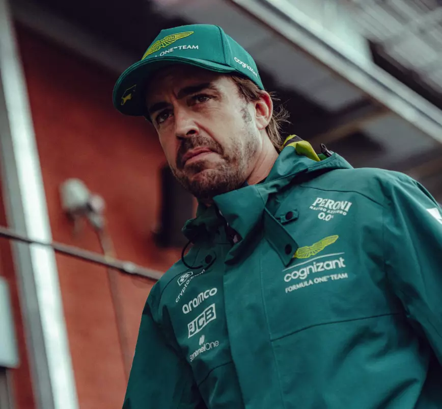Fernando Alonso passeggia nel paddock in Belgio a Spa
