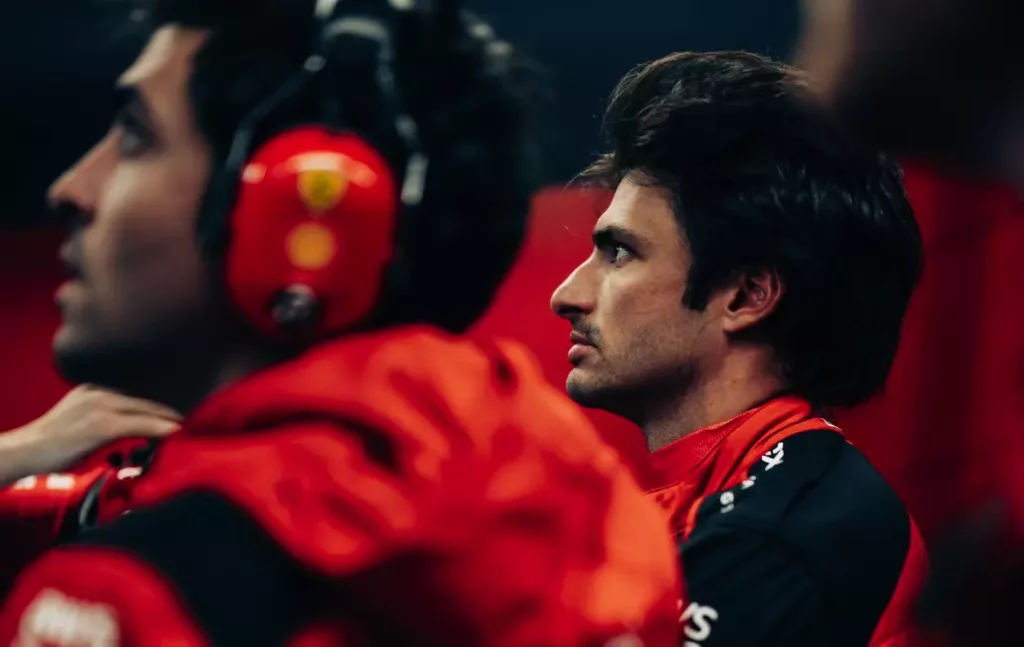 Carlos Sainz analizza i dati dal box Ferrari