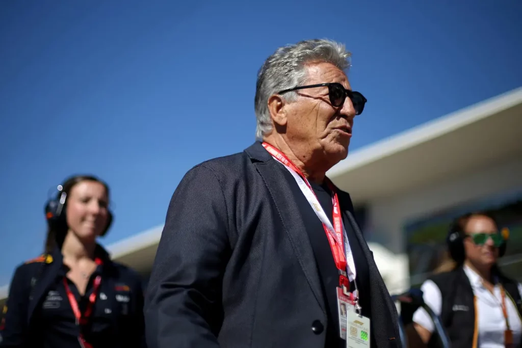 Mario Andretti nel paddock per discutere sull'ingresso di Andretti in F1