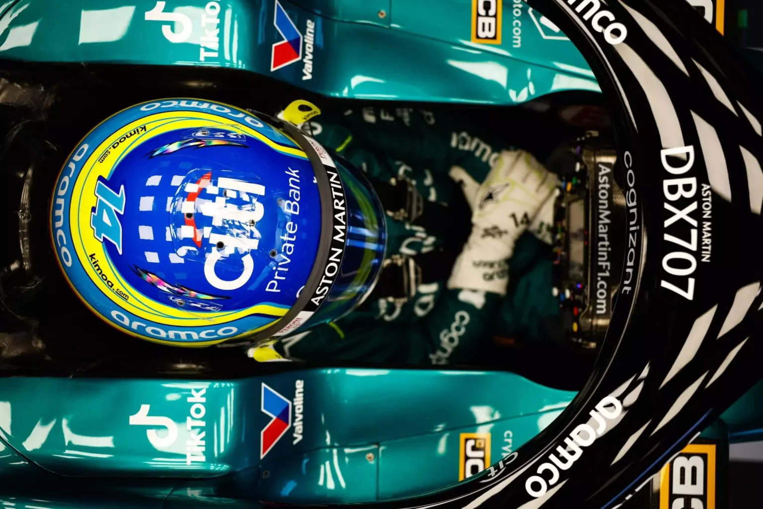 F1 | Alonso, arriva l’attacco a Hamilton e Verstappen! Fernando Alonso nel suo box pronto per scendere in pista