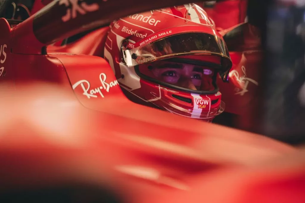 Leclerc in abitacolo pronto a scendere in pista durante le FP2 di Suzuka