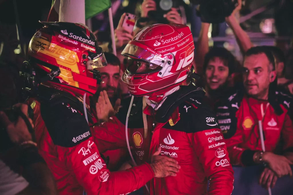 Charles Leclerc si congratula con Carlos Sainz per la vittoria del GP di Singapore
