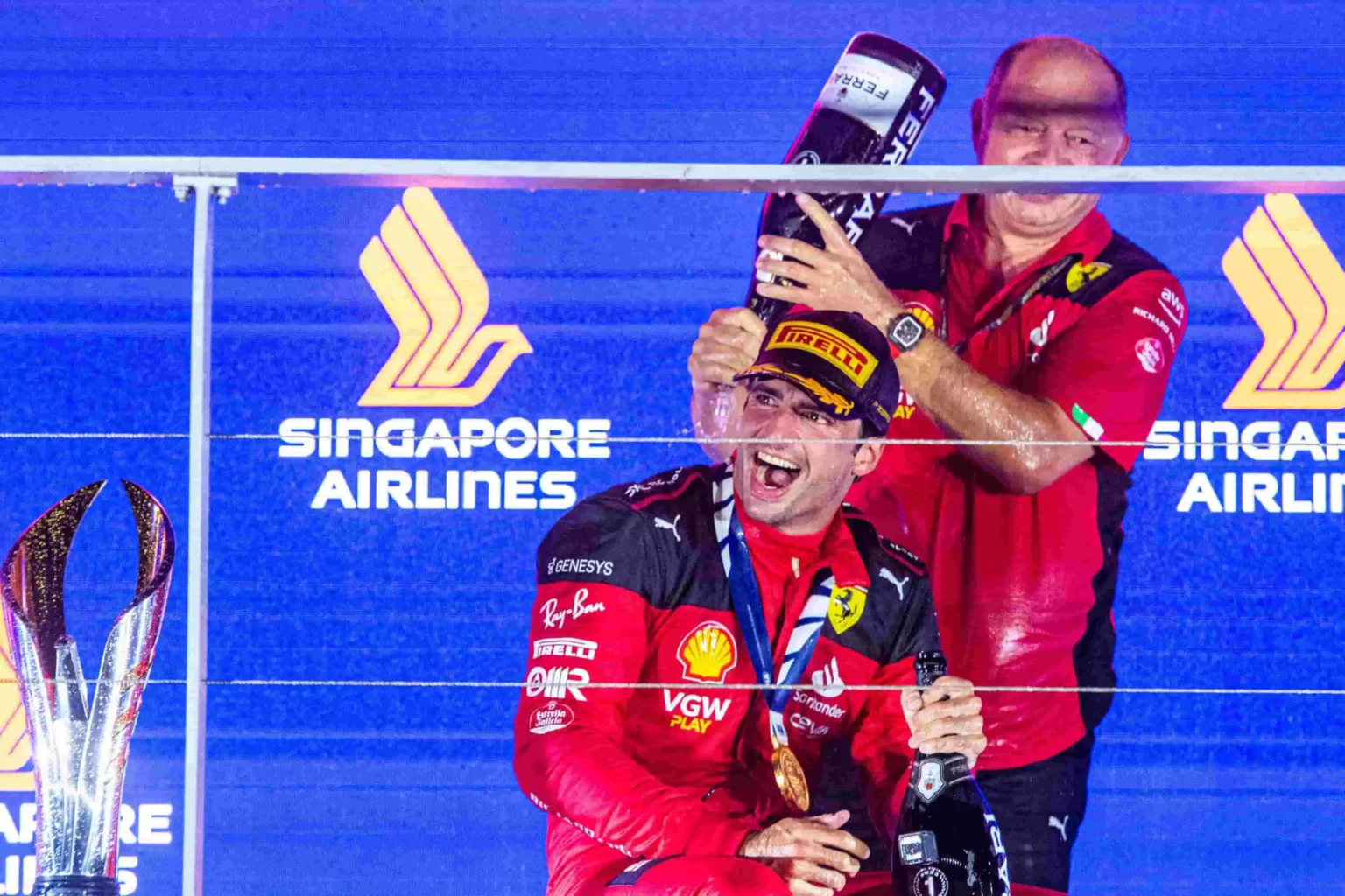 F1 | Ferrari, il famoso “miracolo” di Monza è avvenuto a Singapore Ferrari, Vasseur celebra sul podio la vittoria di Sainz a Singapore