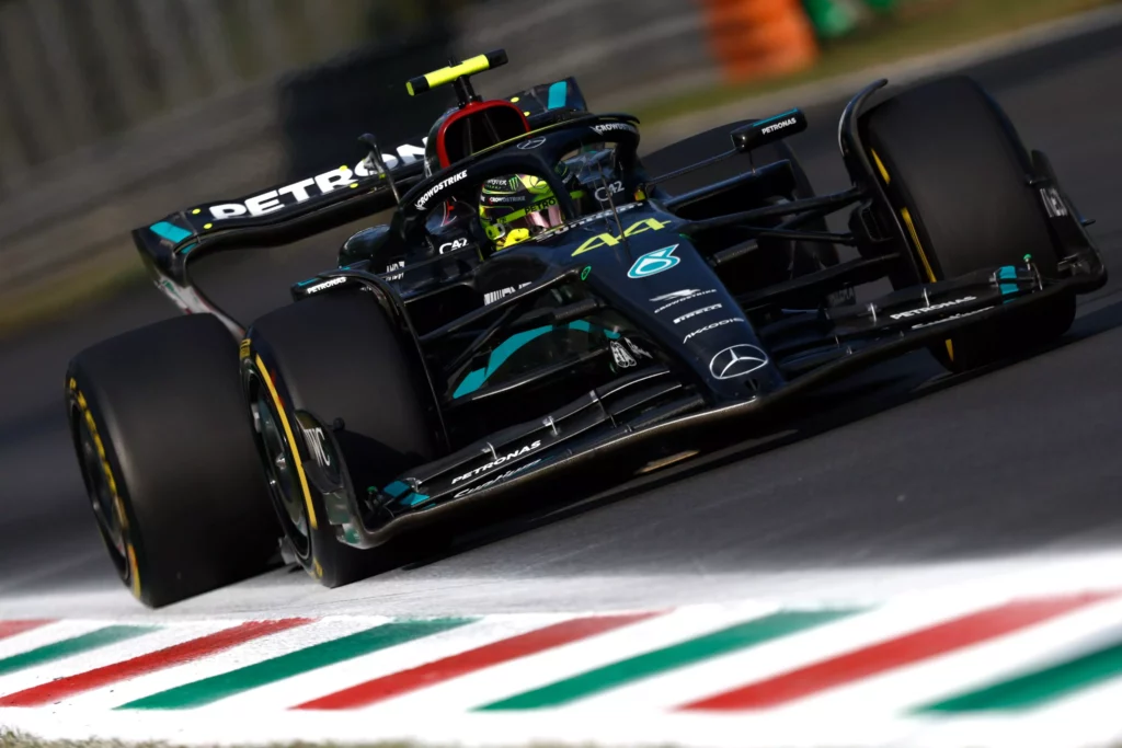 Lewis Hamilton in pista durante il GP d'Italia