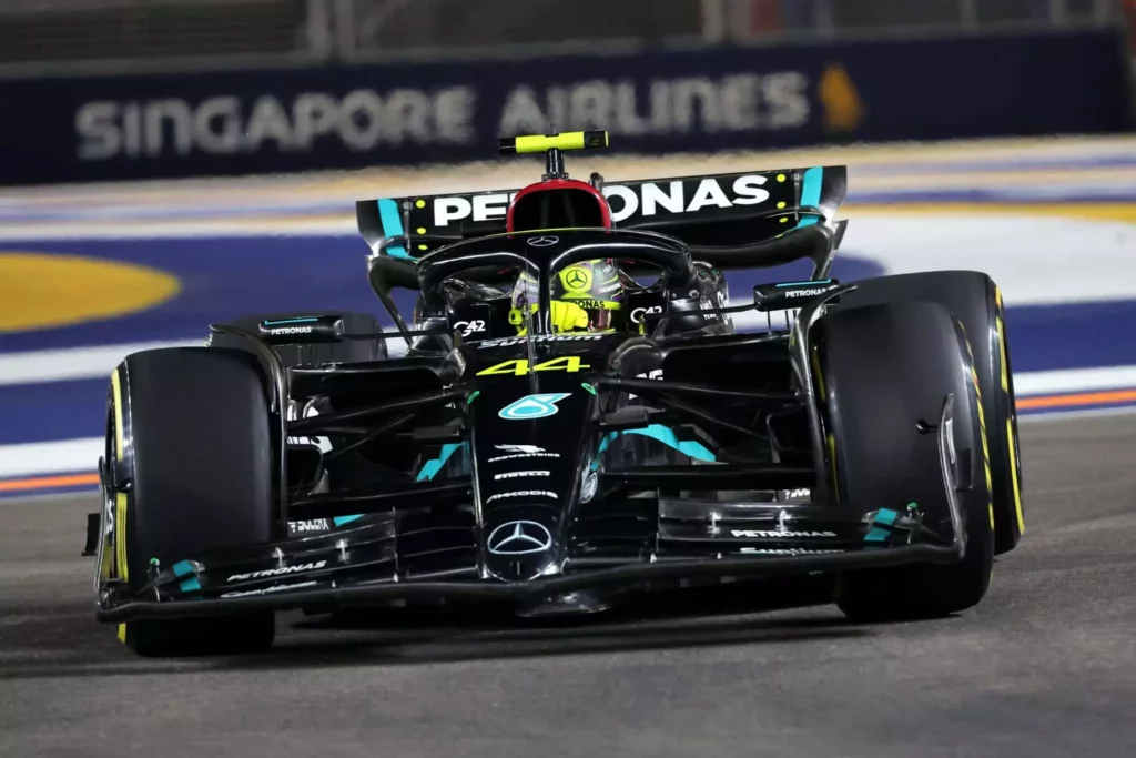 Lewis Hamilton in pista durante il GP di Singapore