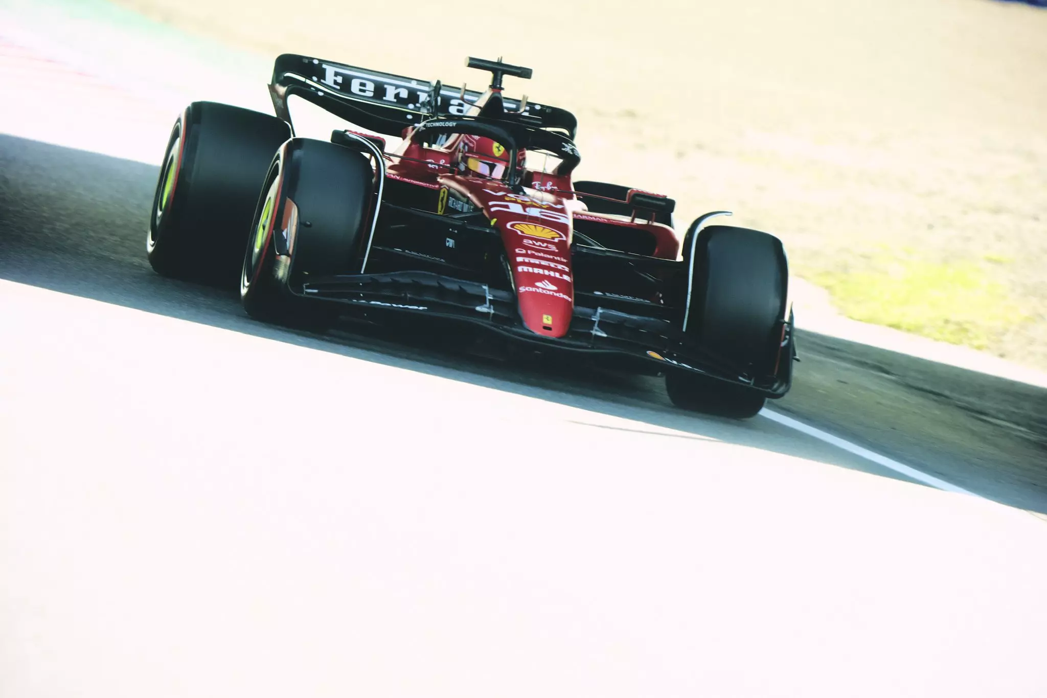 Charles Leclerc in pista durante la gara del GP del Giappone