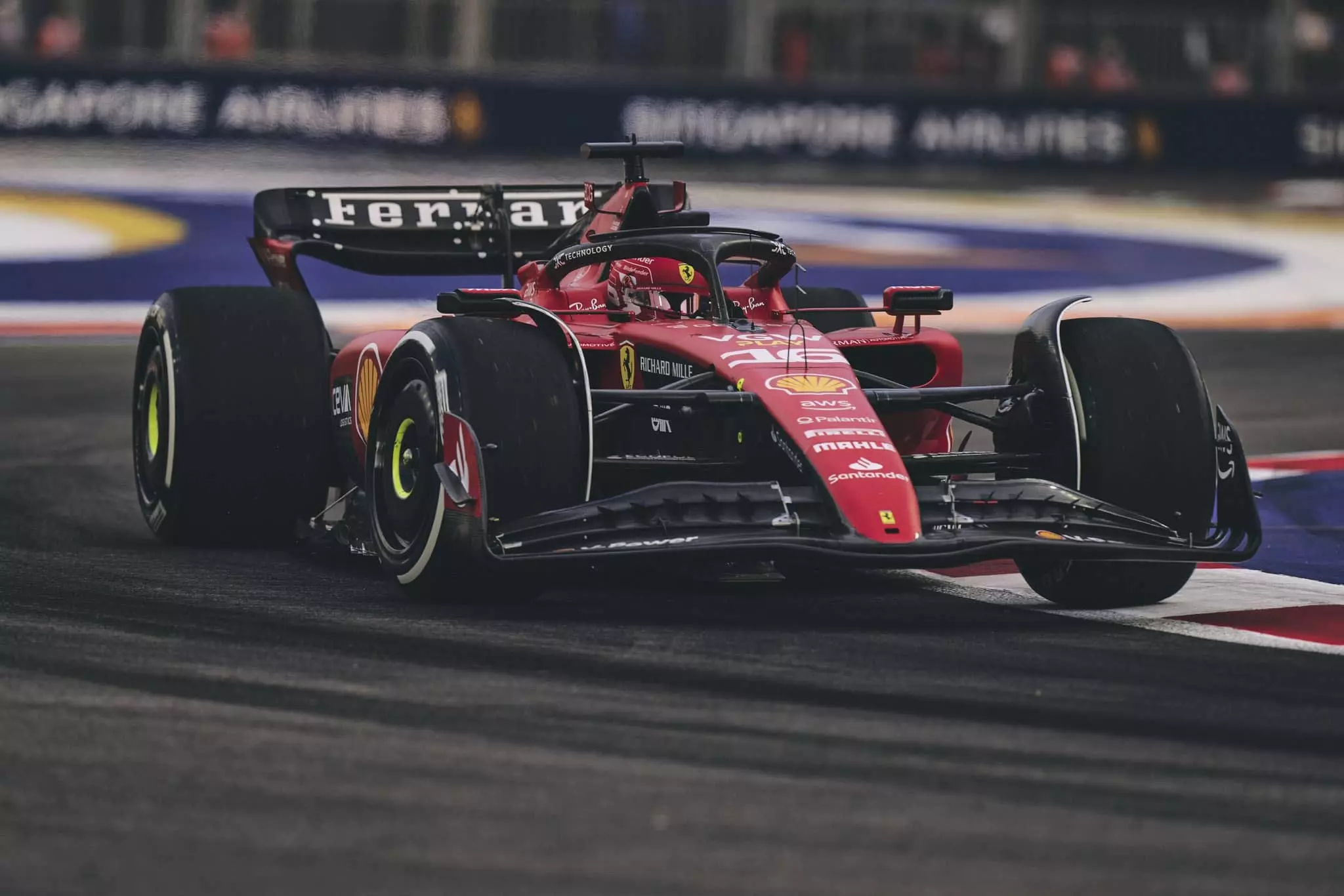Charles Leclerc in pista durante il GP di Singapore