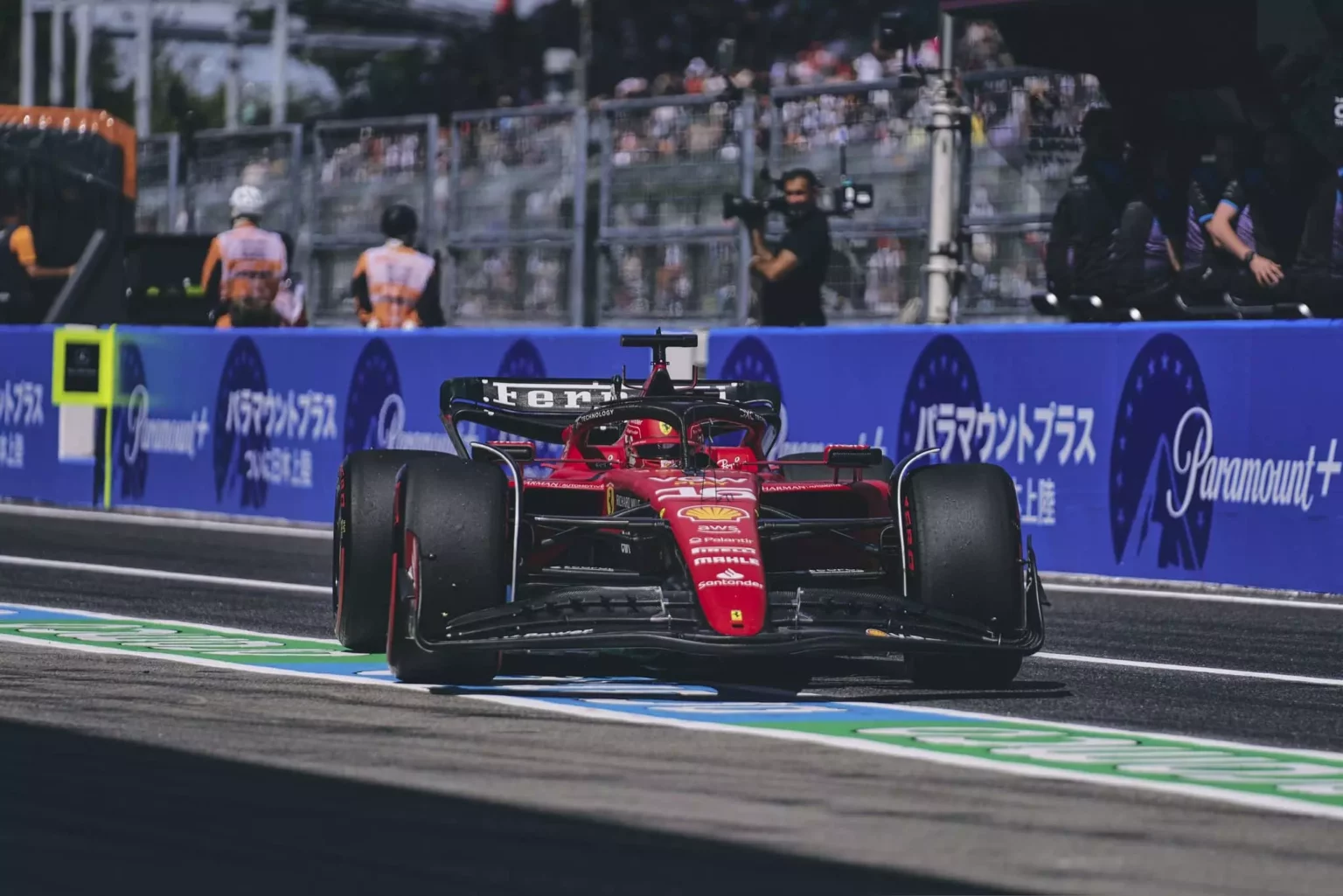 Leclerc in penalità a Suzuka? La FIA ha deciso! Charles Leclerc in pit lane durante le qualifiche del Giappone a Suzuka