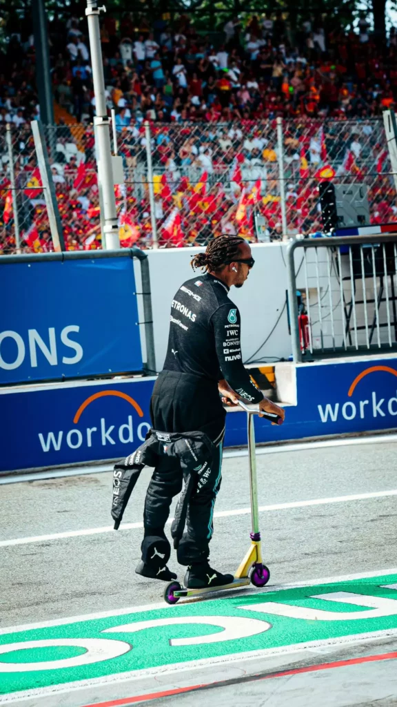 Lewis Hamilton in pit lane prima delle qualifiche del GP d'Italia