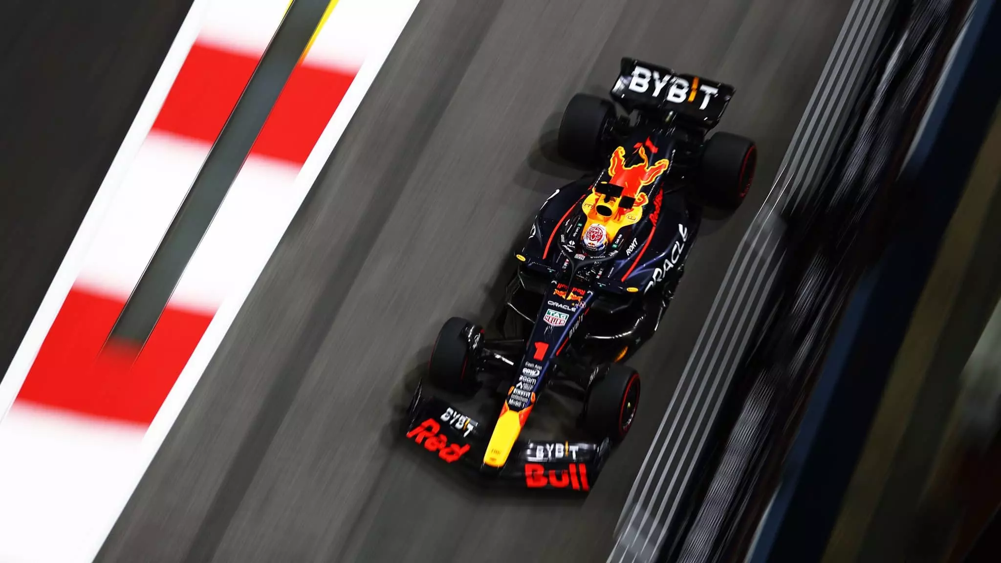 Max Verstappen in pista durante il GP di Singapore