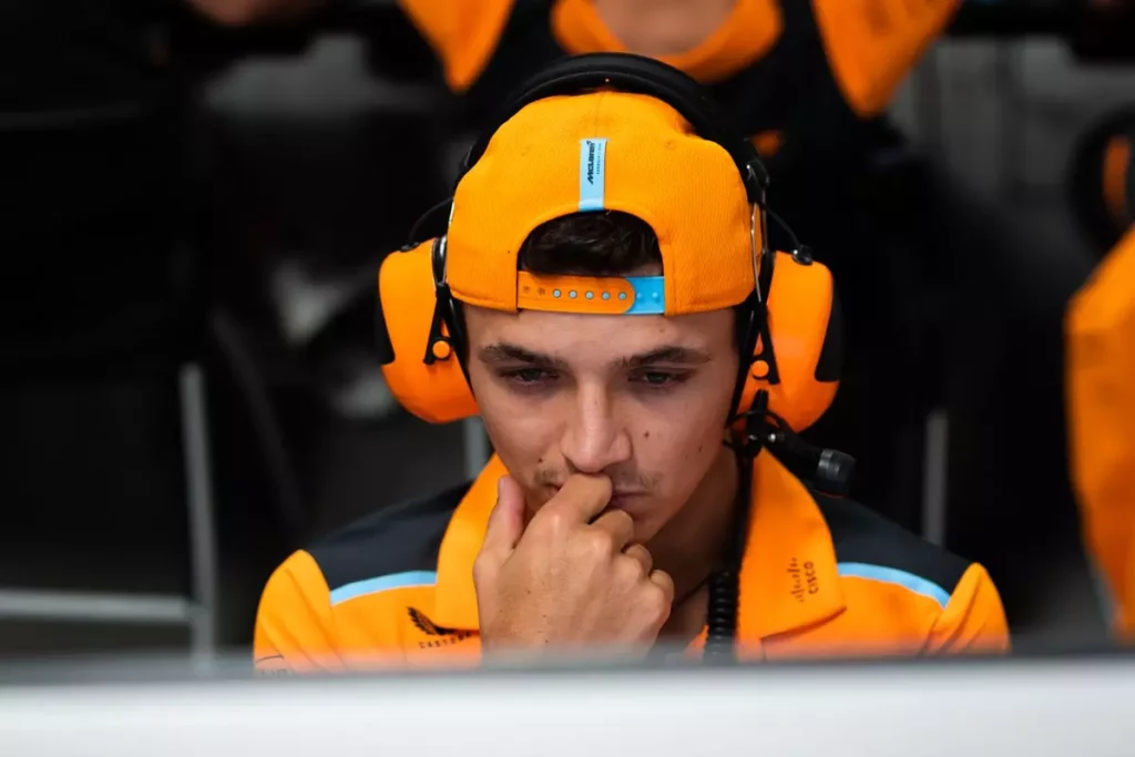 Norris, frecciatina all’Aston Martin! Le sue parole Lando Norris osserva i dati a seguito delle libere in Giappone