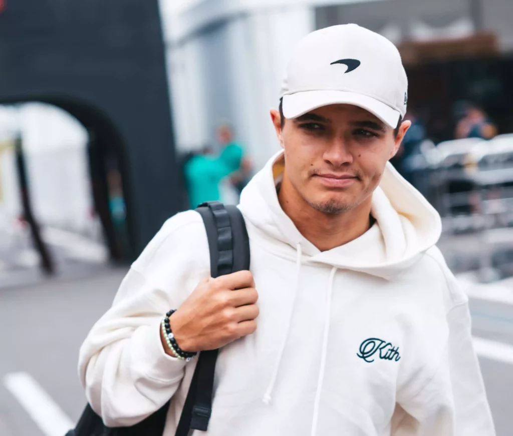 Lando Norris arriva nel paddock di Suzuka