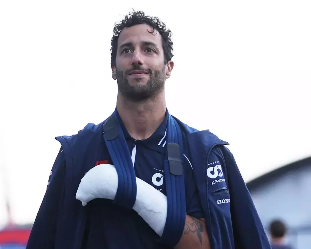 Daniel Ricciardo di rientro nel paddock del GP d'Olanda dopo l'infortunio