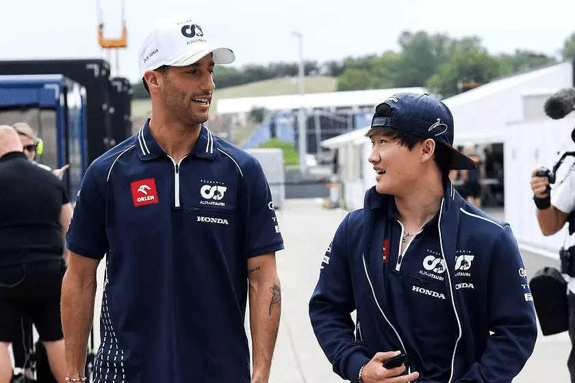 Daniel Ricciardo e Yuki Tsunoda parlando tra di loro nel paddock