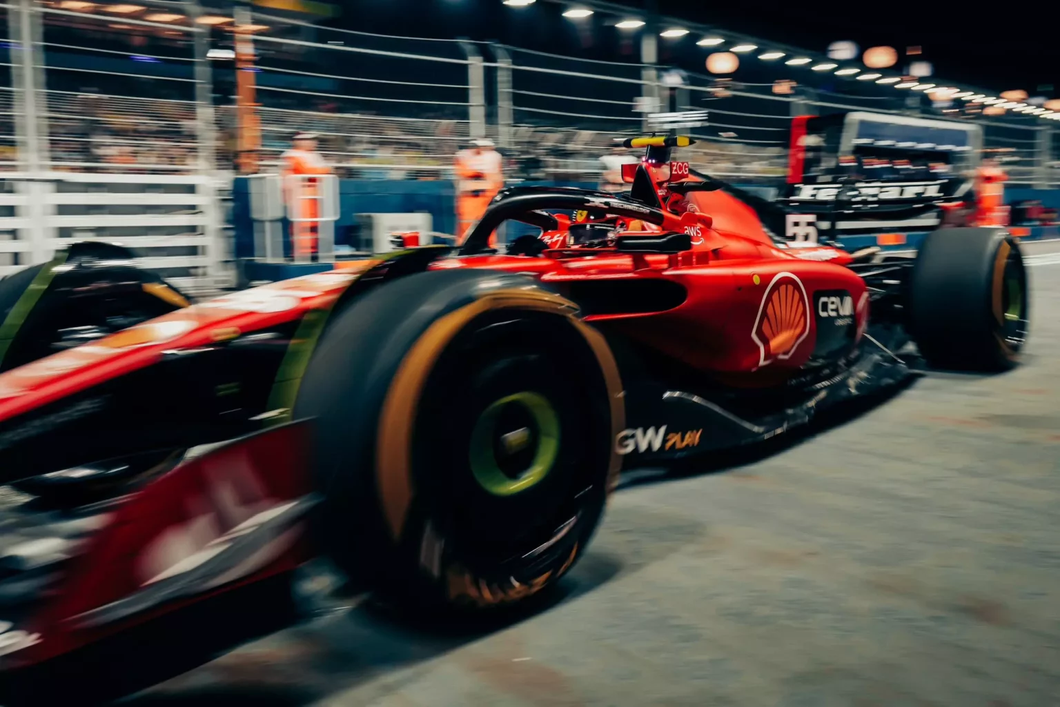F1 | FP2 Singapore: ancora uno-due Ferrari! Red Bull, che succede? Carlos Sainz in pit lane per le FP2 del GP di Singapore