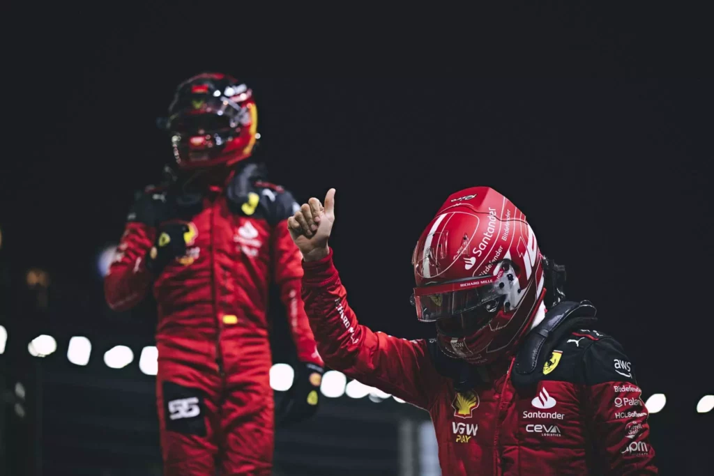 Carlos Sainz celebra la sua seconda pole consecutiva nelle qualifiche di Singapore