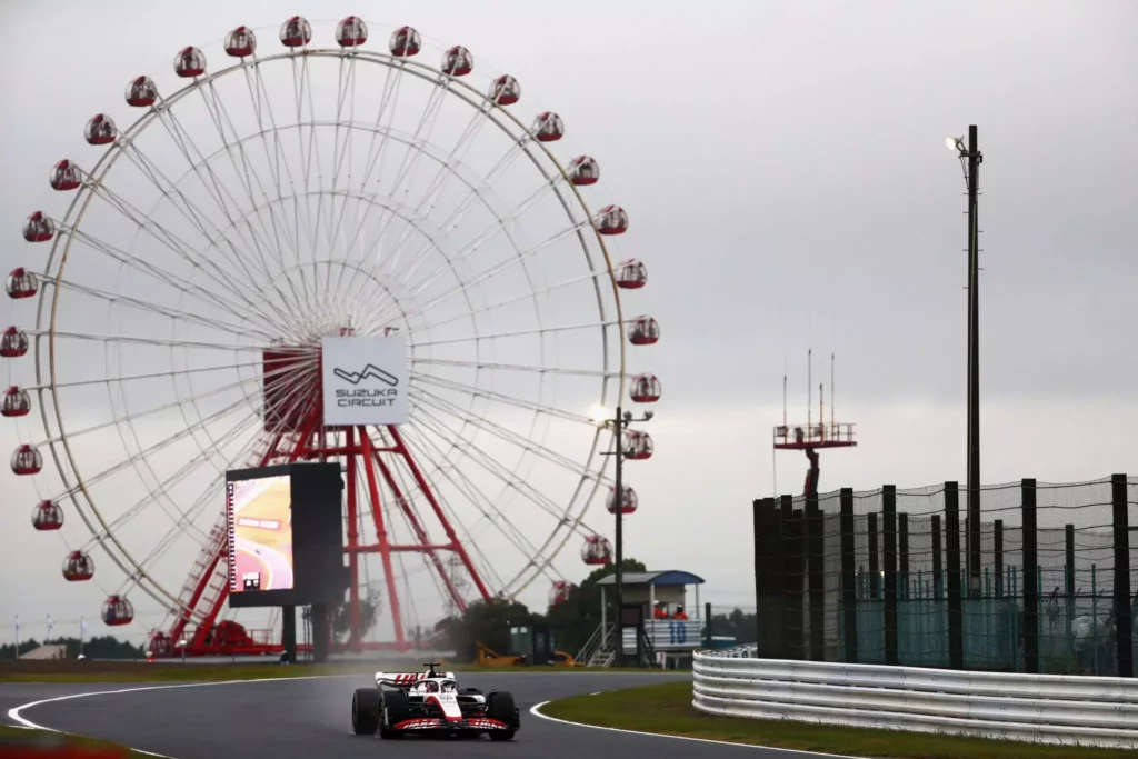 La Haas in pista a Suzuka durante le libere del GP del Giappone