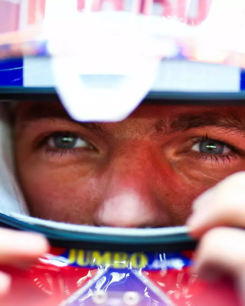 Max Verstappen prima di scendere in pista nelle qualifiche di Singapore