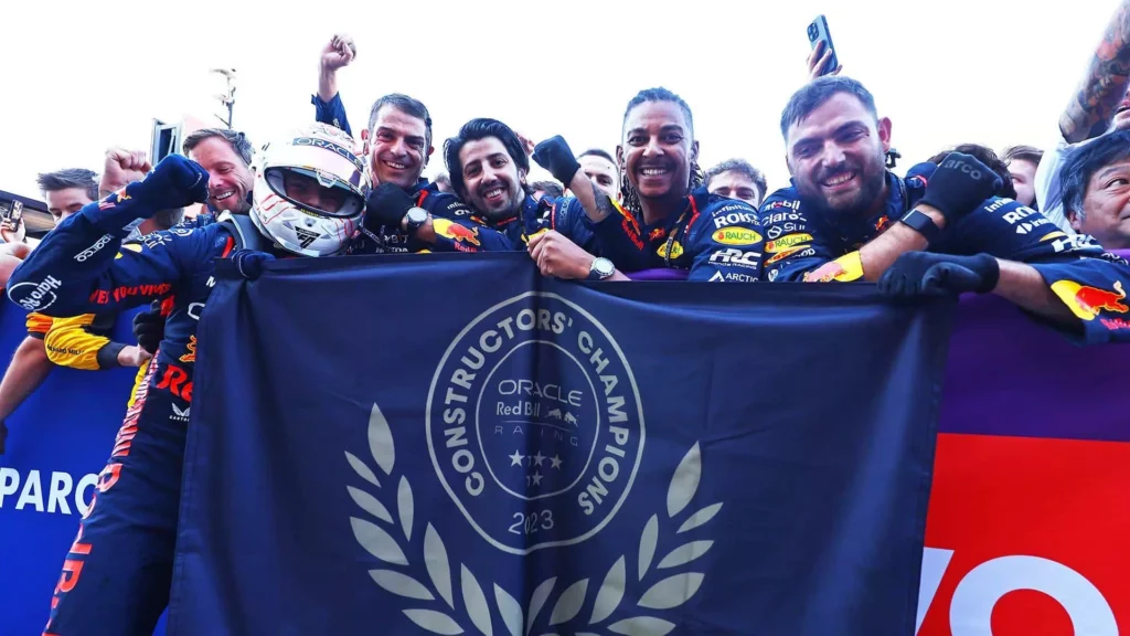 Verstappen celebra la vittoria nel titolo costruttori ottenuto nel GP del Giappone