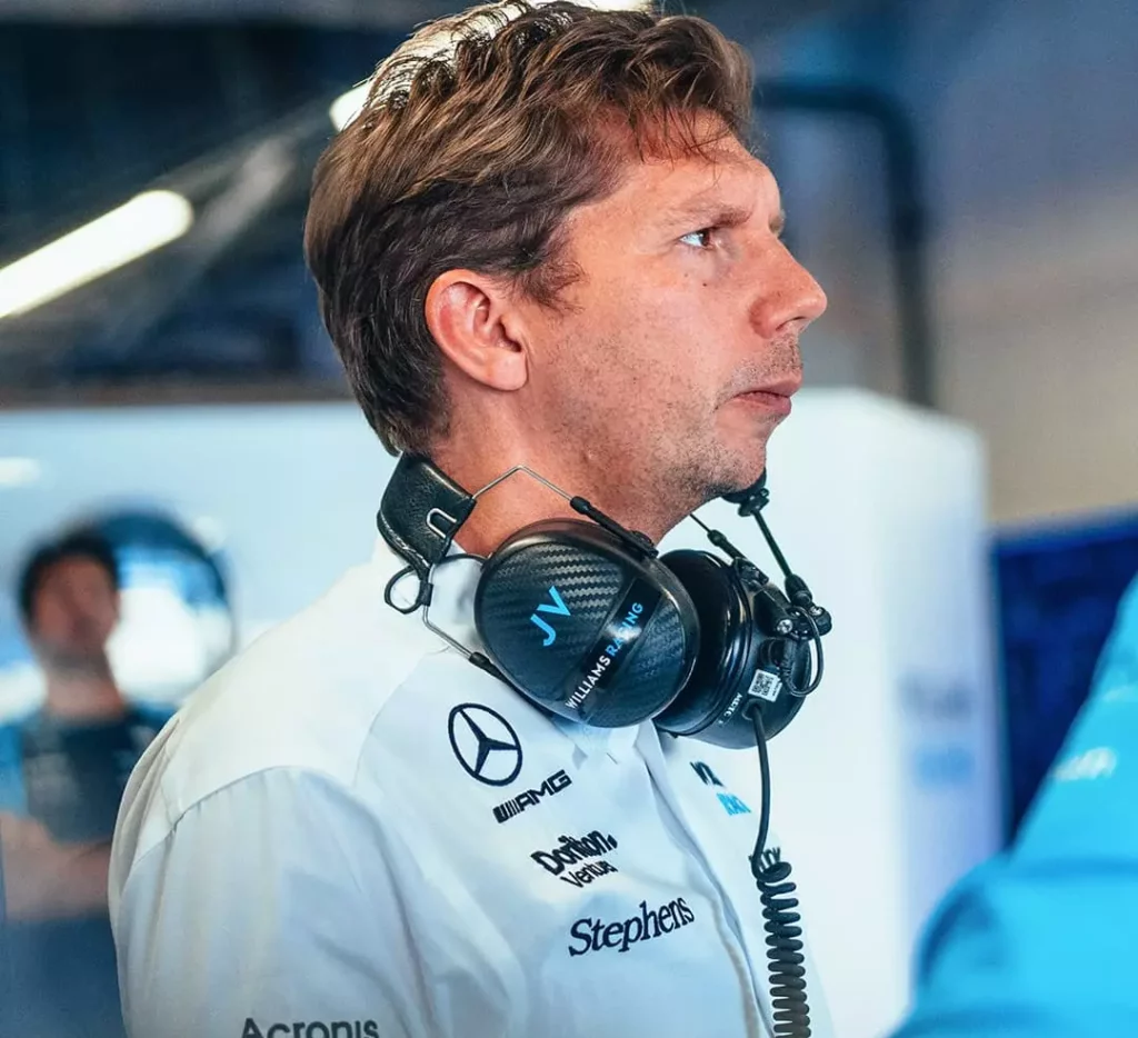 Il team principal della Williams Vowles osserva dai box l'andamento della gara
