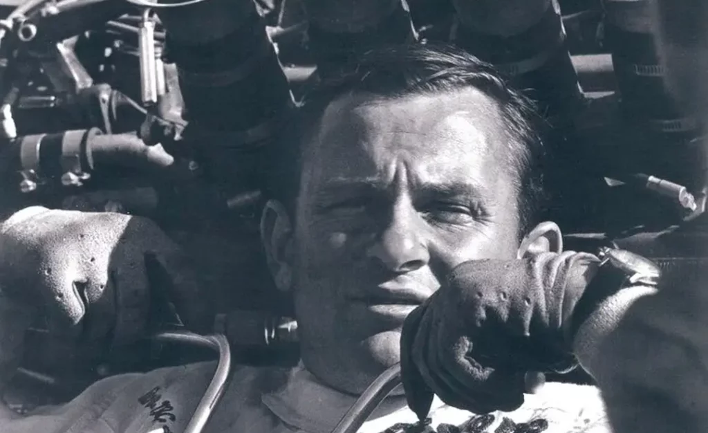 Bruce McLaren: la storia di un duplice talento Bruce McLaren in macchina