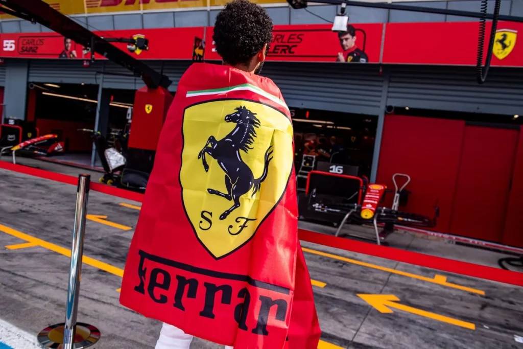 Fanta F1 | Monza, ecco i consigliati per il weekend Un tifoso con la bandiera della Ferrari davanti il box