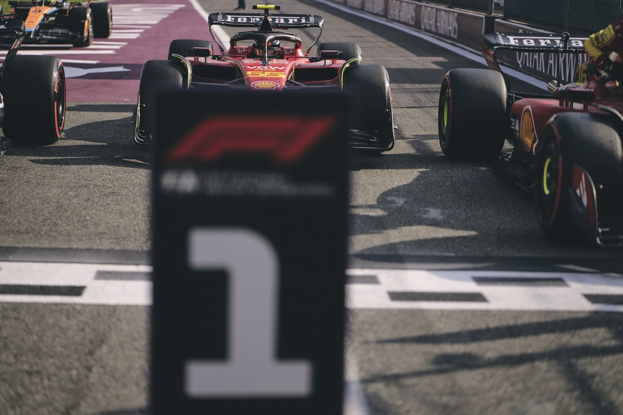 Carlos Sainz ferma la monoposto nella piazzola del Pole man a Monza