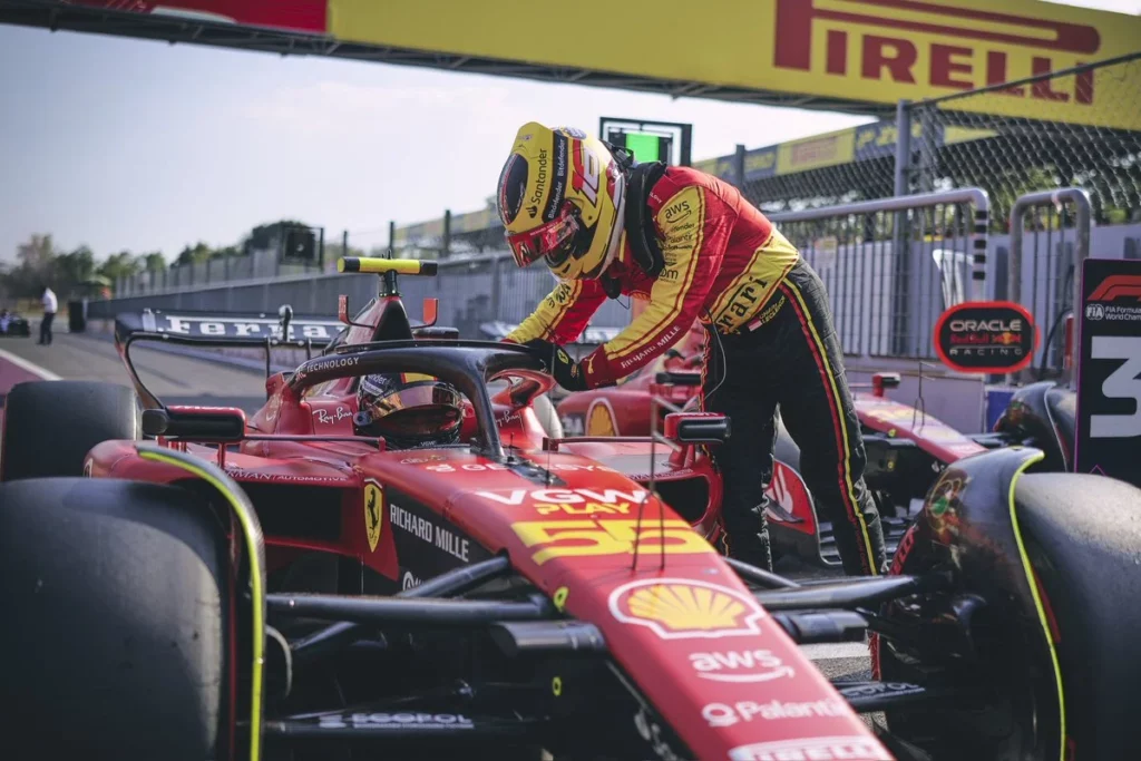 Charles Leclerc si congratula con Sainz per la qualifica a Monza