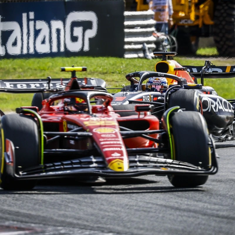 Carlos Sainz tenta di difendersi dalle Red Bull al GP di Monza