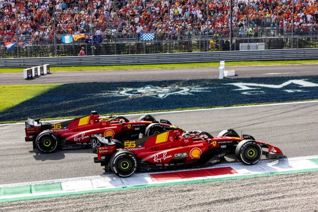 Charles Leclerc e Carlos Sainz sfilano sotto i tifosi a Monza