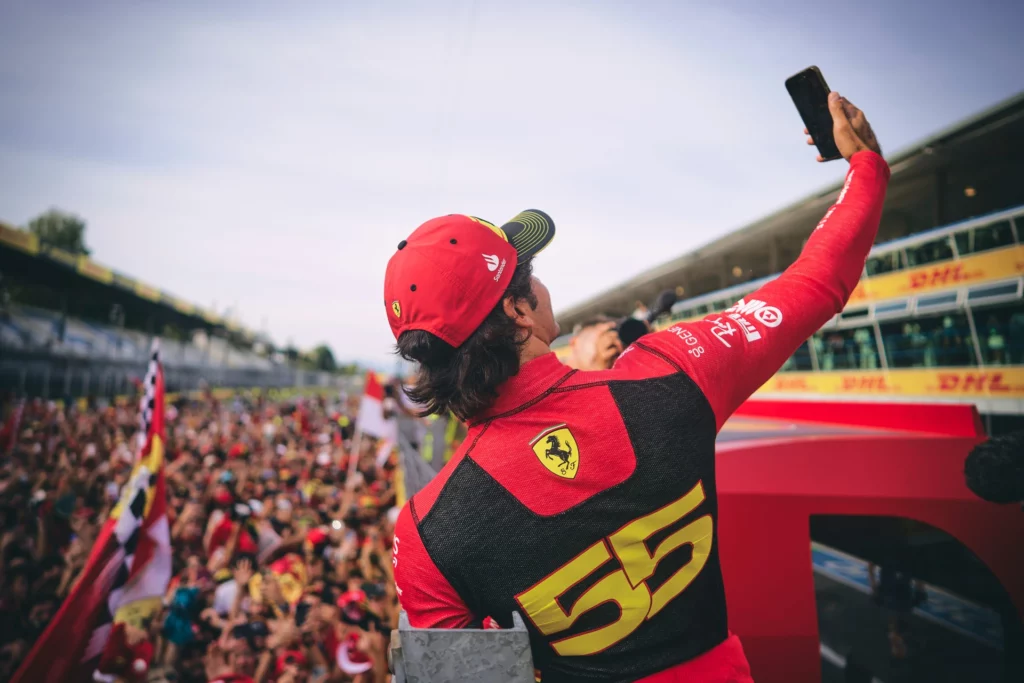 Carlos Sainz si fa un selfie con i tifosi a Monza