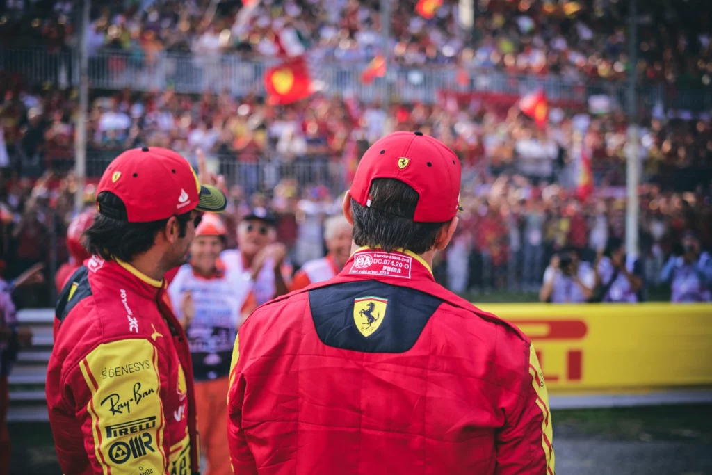 Carlos Sainz e Charles Leclerc salutano la tribuna a Monza