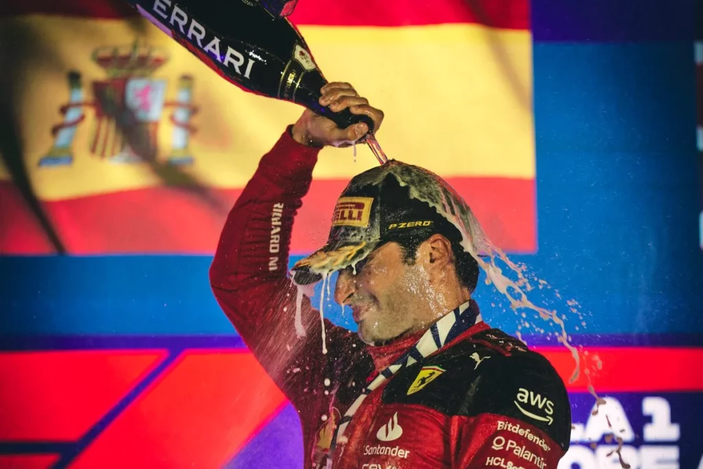 Sainz festeggia la vittoria sul podio