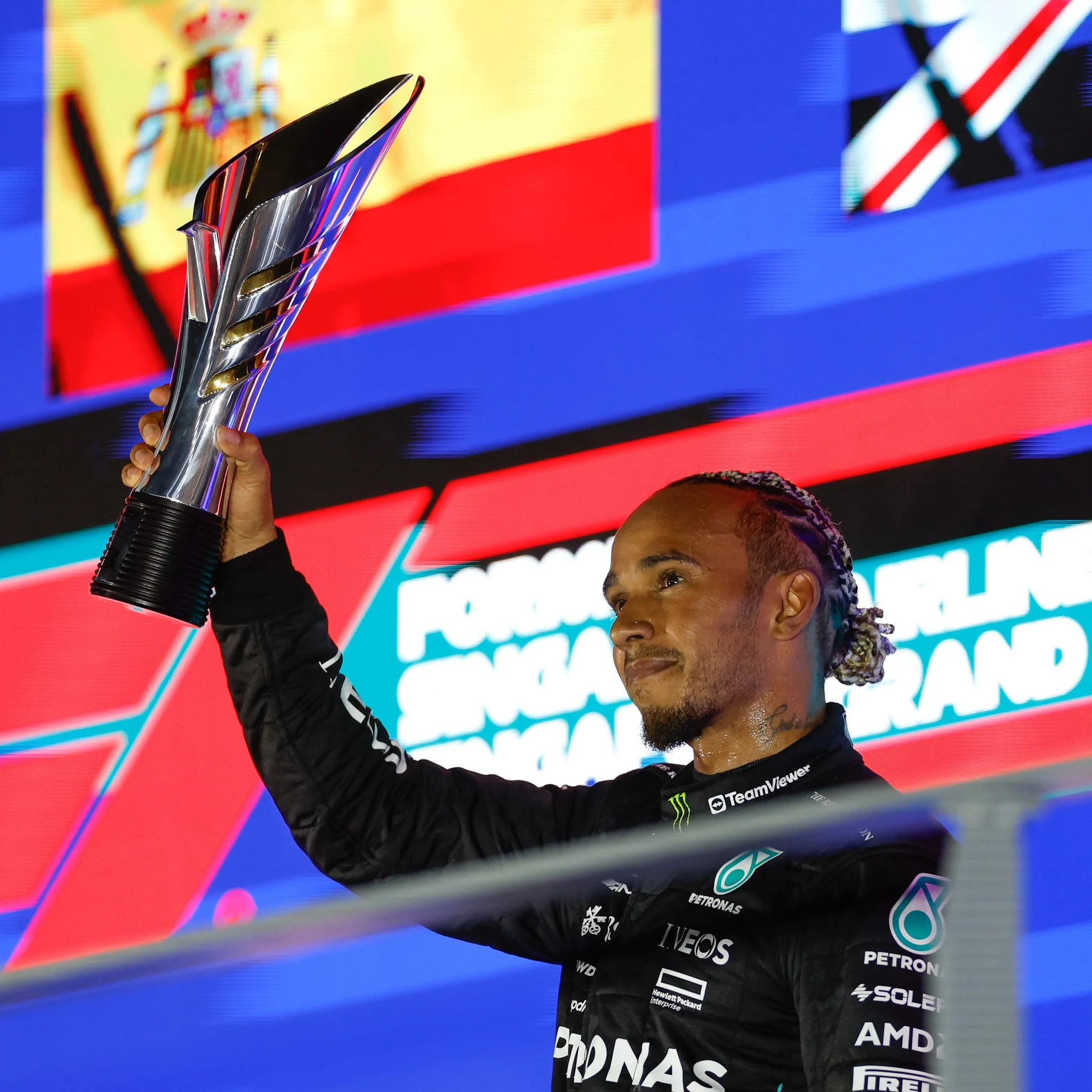 Hamilton sul podio dopo il terzo posto a Singapore