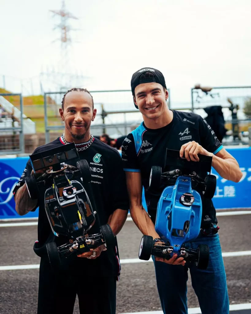 Esteban Ocon e Lewis Hamilton insieme in pit lane a Suzuka