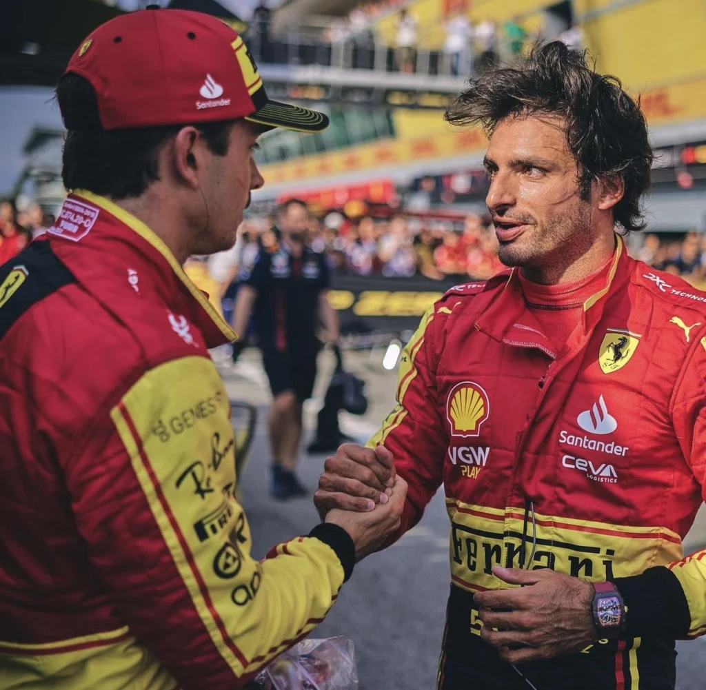 Charles Leclerc e Carlos Sainz si scambiano i rispettivi complimenti dopo il piazzamento in qualifica a Monza