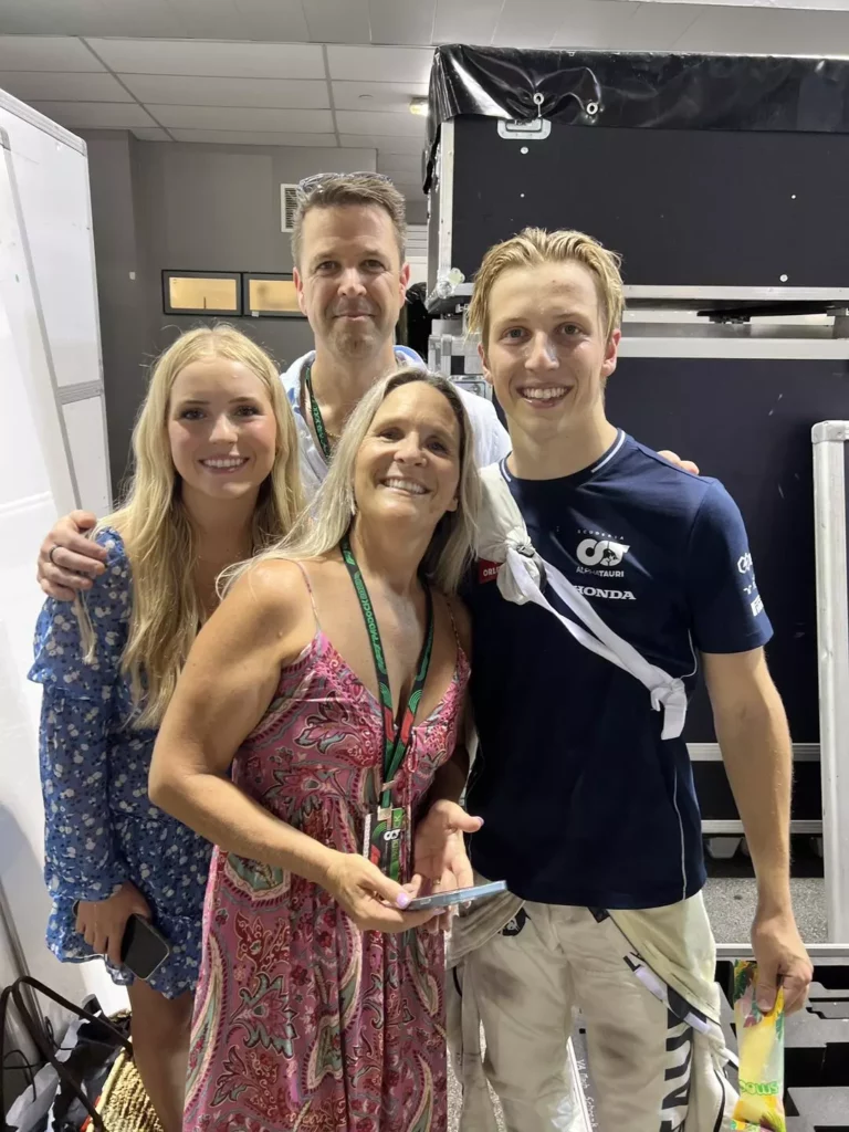 Liam Lawson con la sua famiglia festeggia i primi punti in F1 