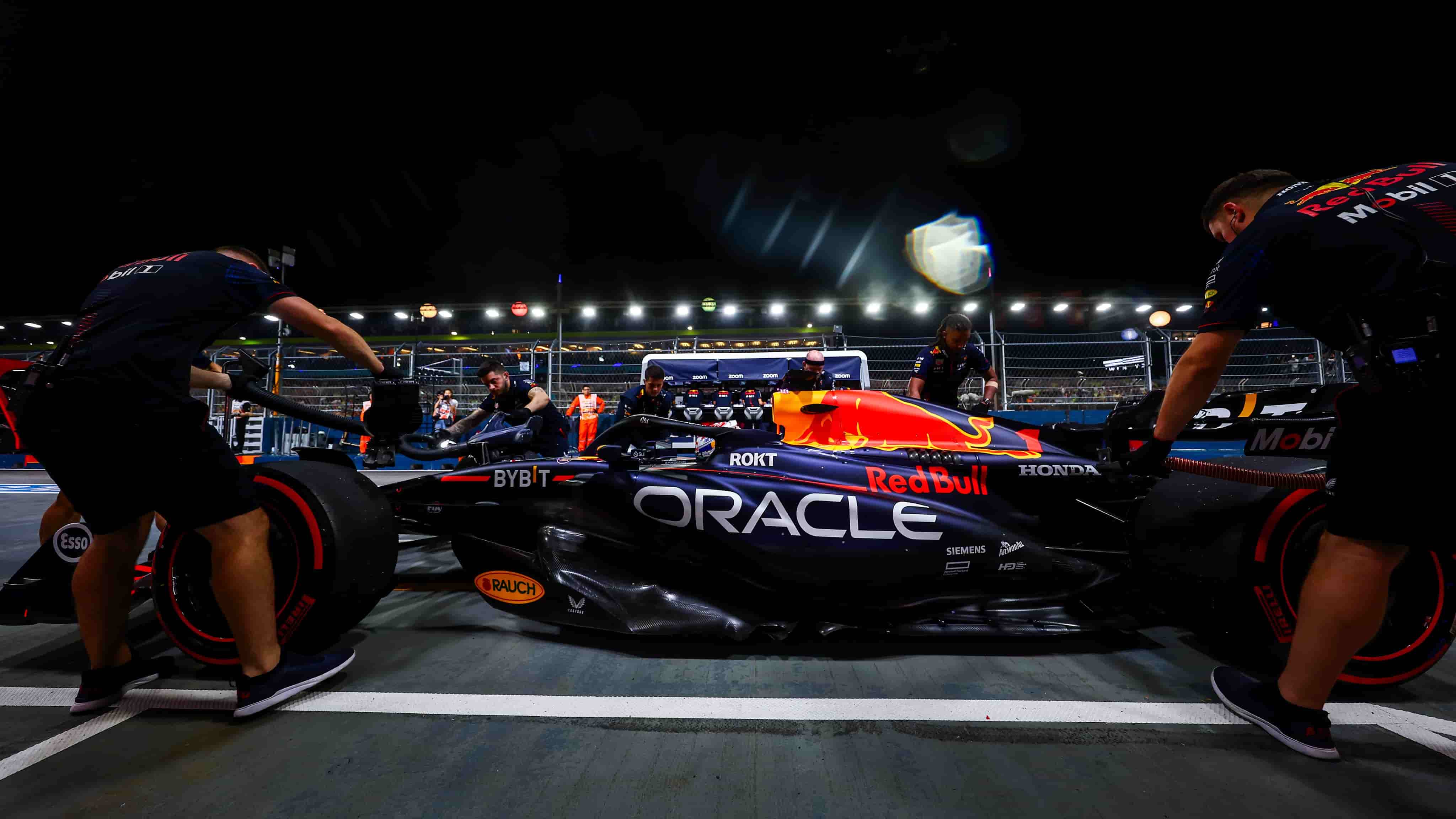 Max Verstappen ai box durante le qualifiche del GP di Singapore