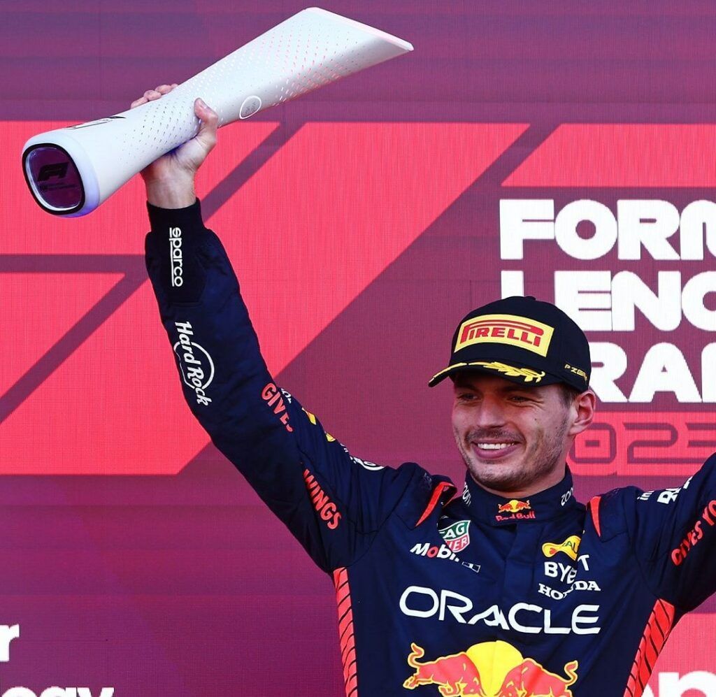 Max Verstappen celebra sul podio la vittoria del GP del Giappone