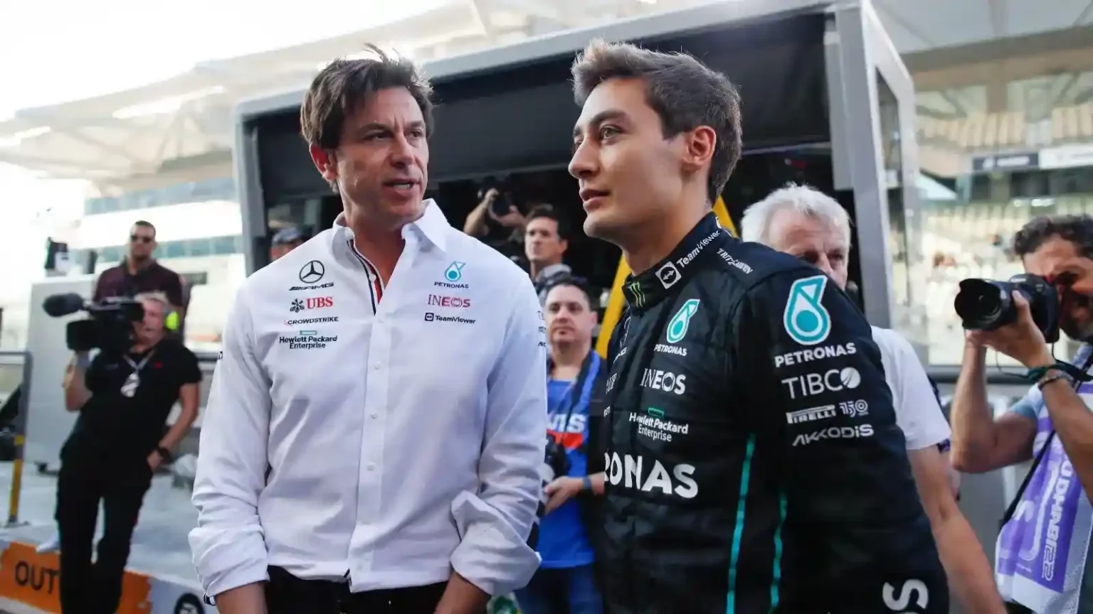 Wolff: “Kimi Antonelli è la nostra prima opzione per il 2025” Toto Wolff parla con George Russell