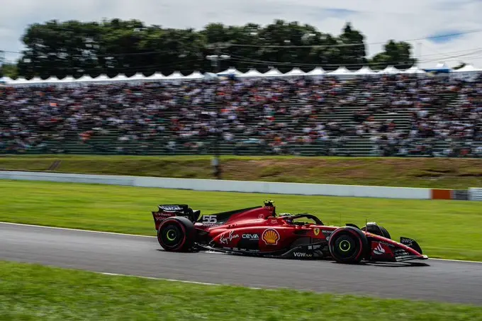 Carlos Sainz in pista durante le qualifiche a Suzuka