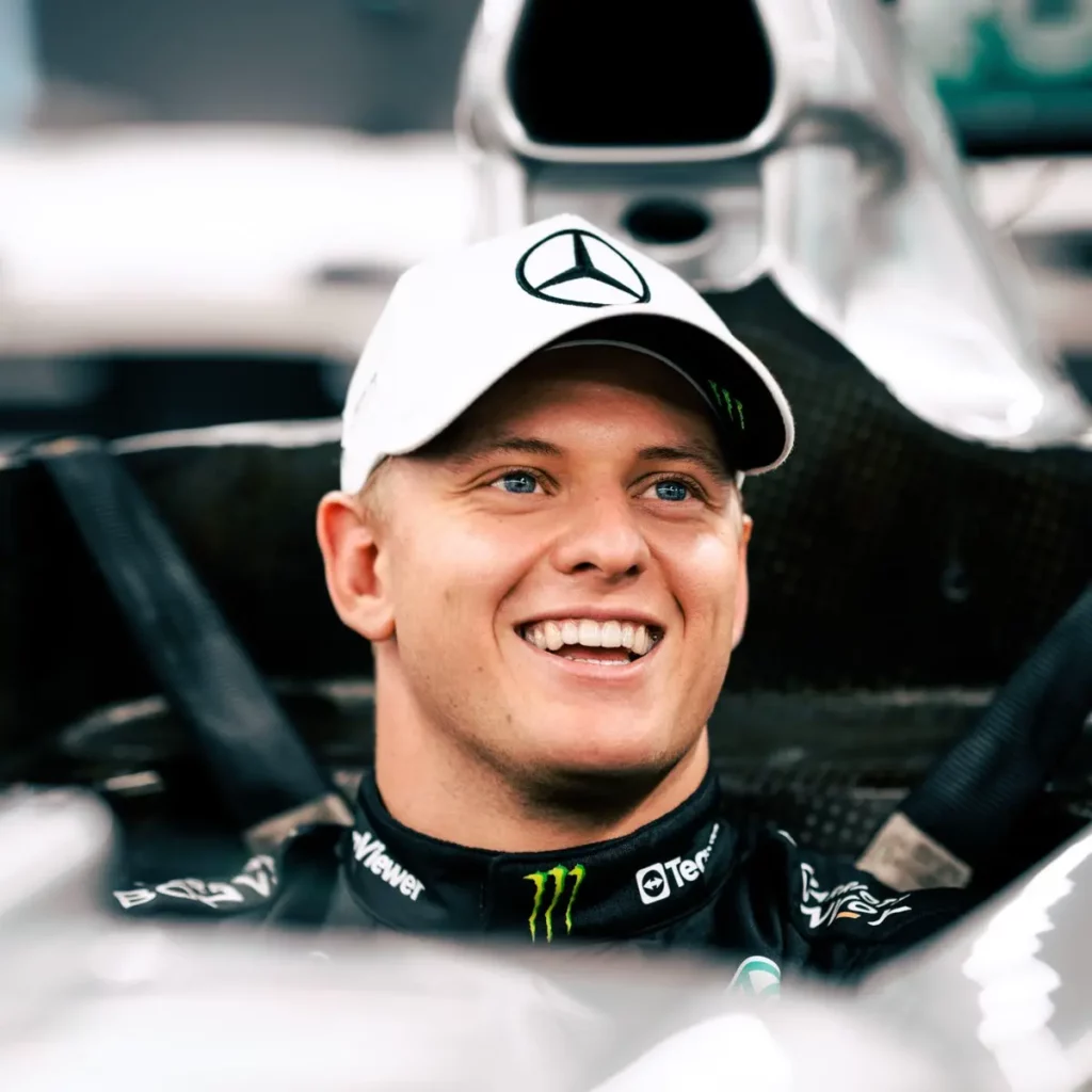 Mick Schumacher in macchina con Mercedes