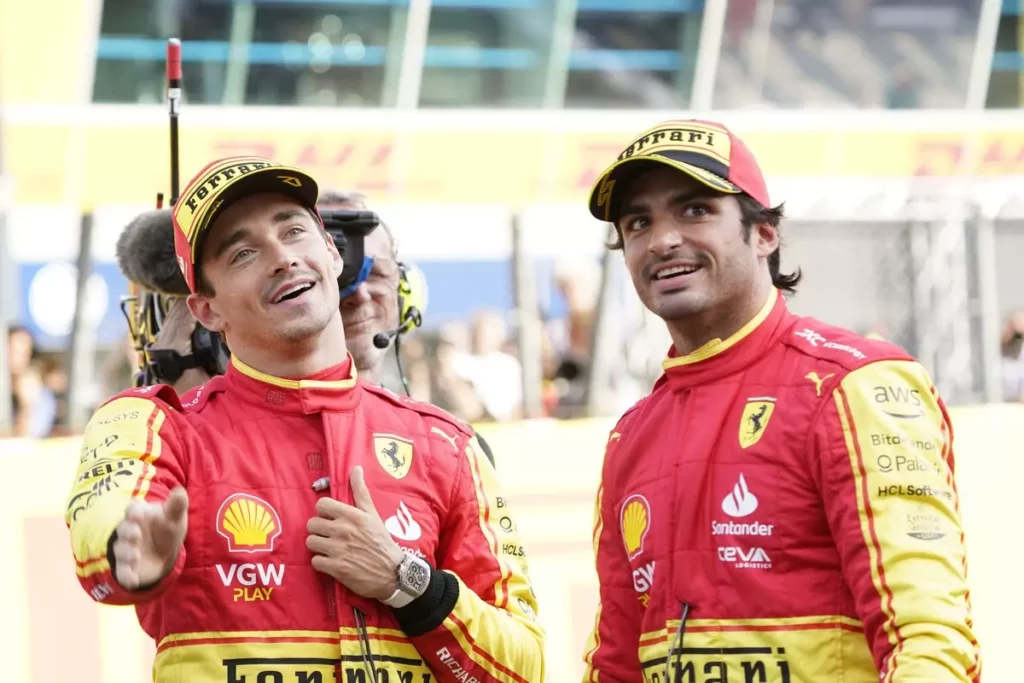 F1 | Leclerc, un errore gli ha negato la Pole a Monza? Carlos Sainz e Charles Leclerc guardano i propri tifosi a Monza