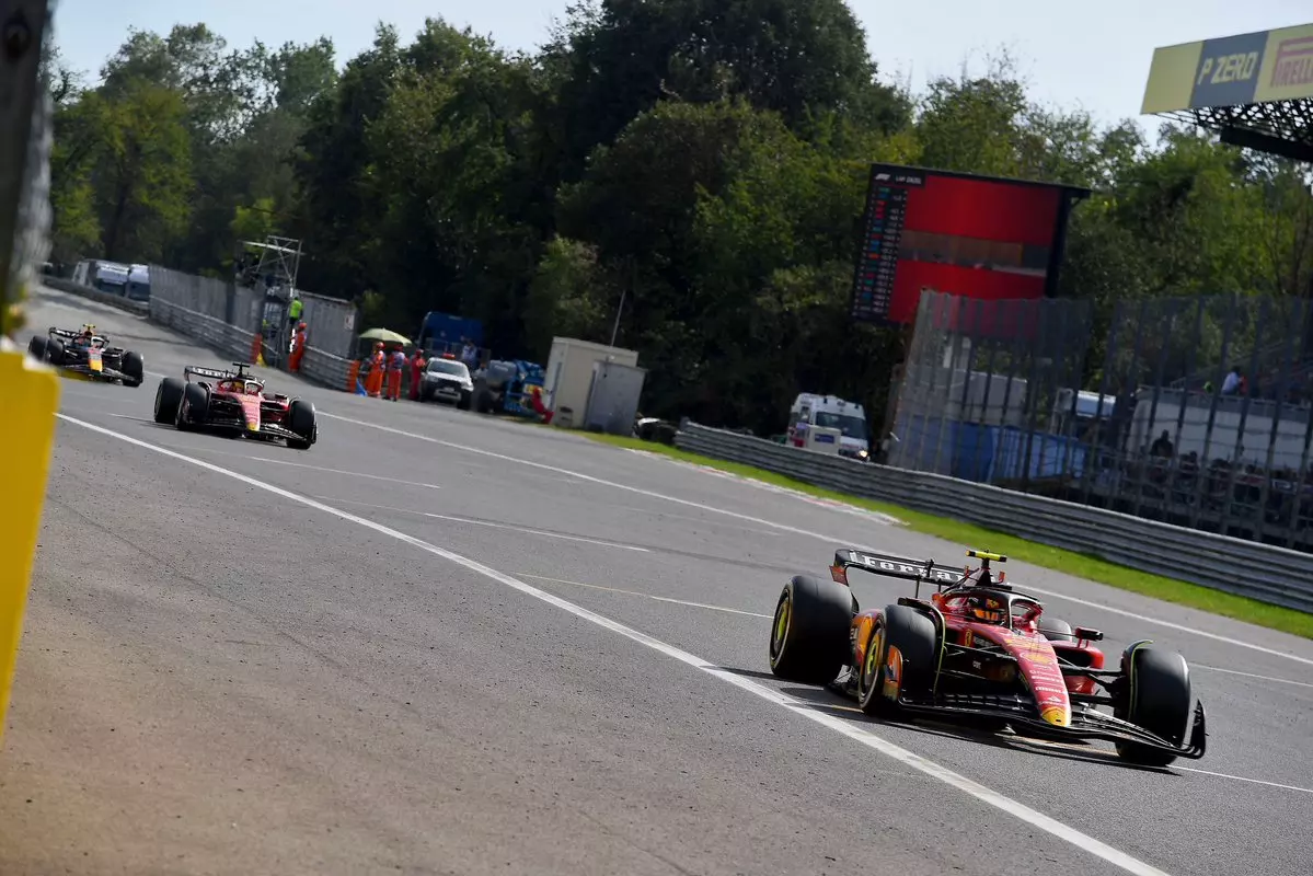 Leclerc e Sainz in pista durante il GP di Monza
